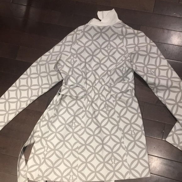 💕 Host Pick 💕 HTF Lululemon Essence Trench - Picture 2 of 8